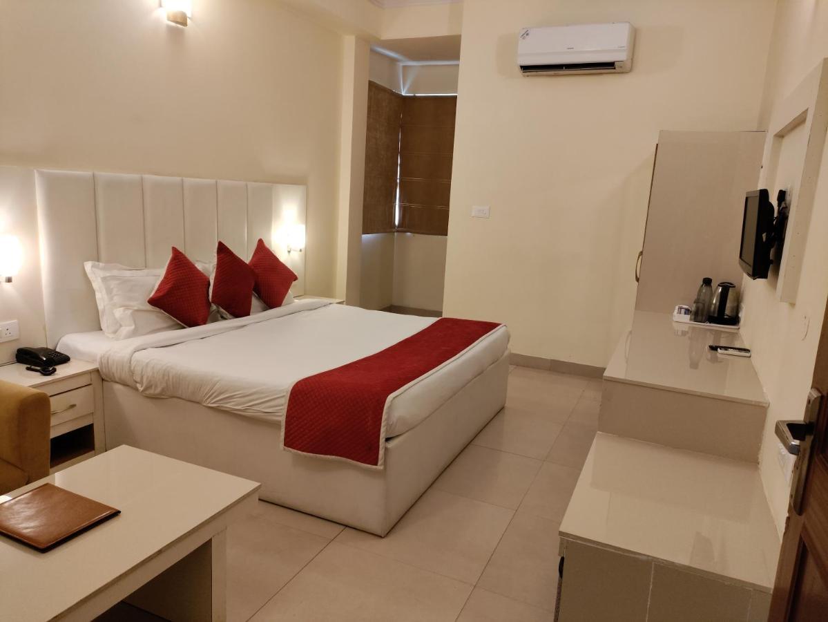 Tulip Palm Hotel Jaipur Buitenkant foto