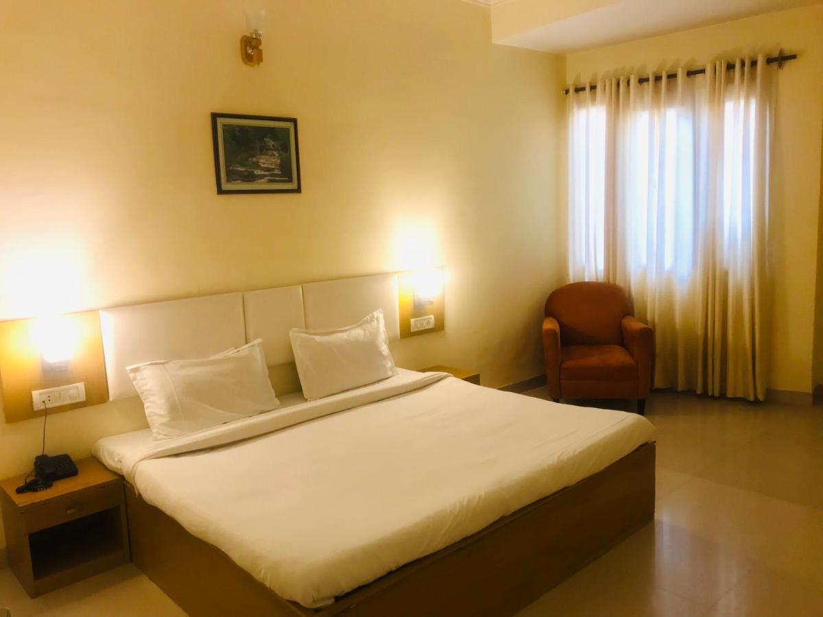 Tulip Palm Hotel Jaipur Buitenkant foto