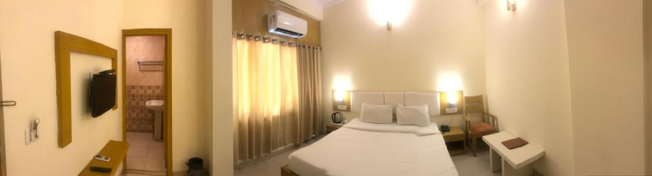 Tulip Palm Hotel Jaipur Buitenkant foto