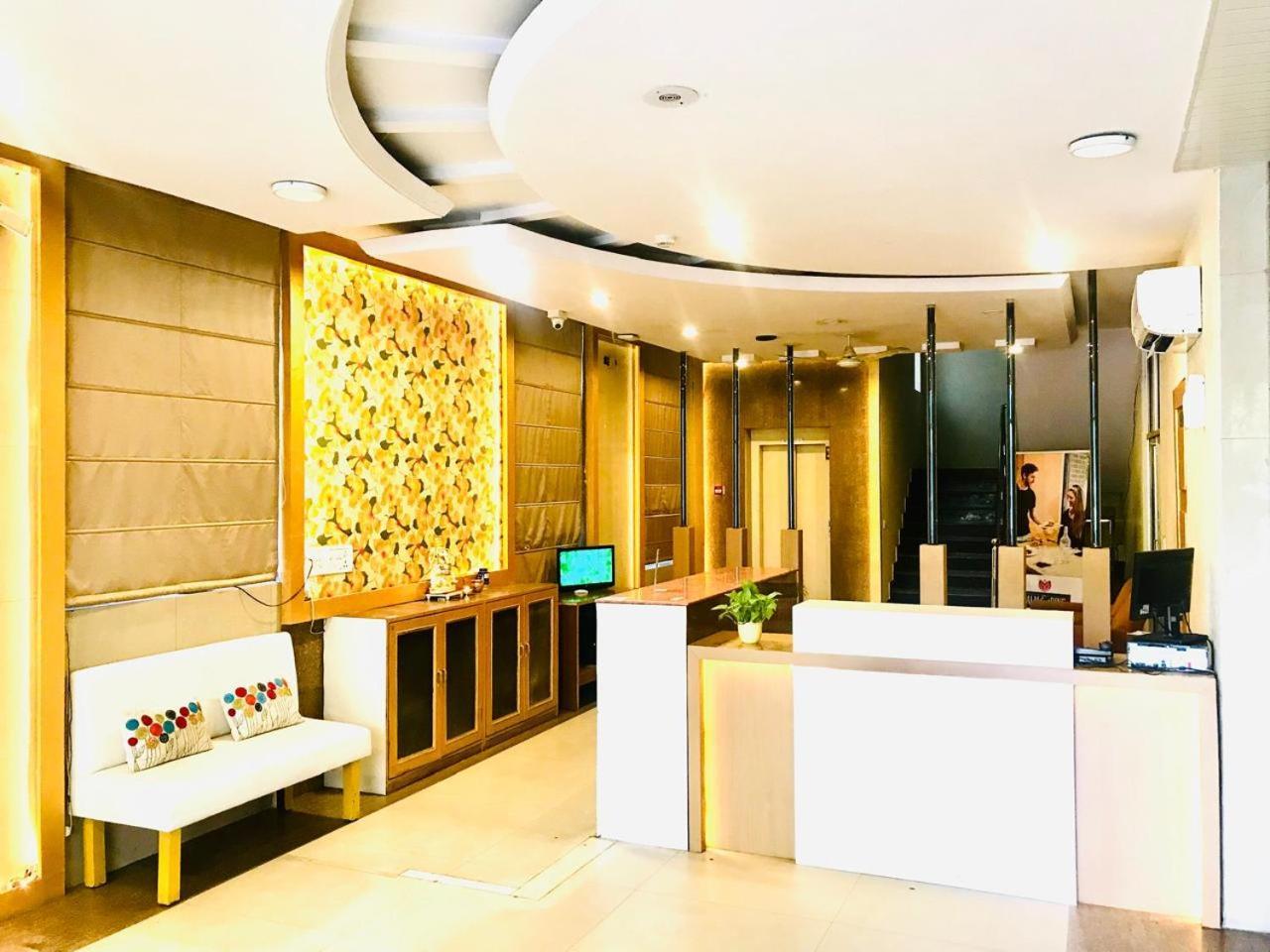 Tulip Palm Hotel Jaipur Buitenkant foto