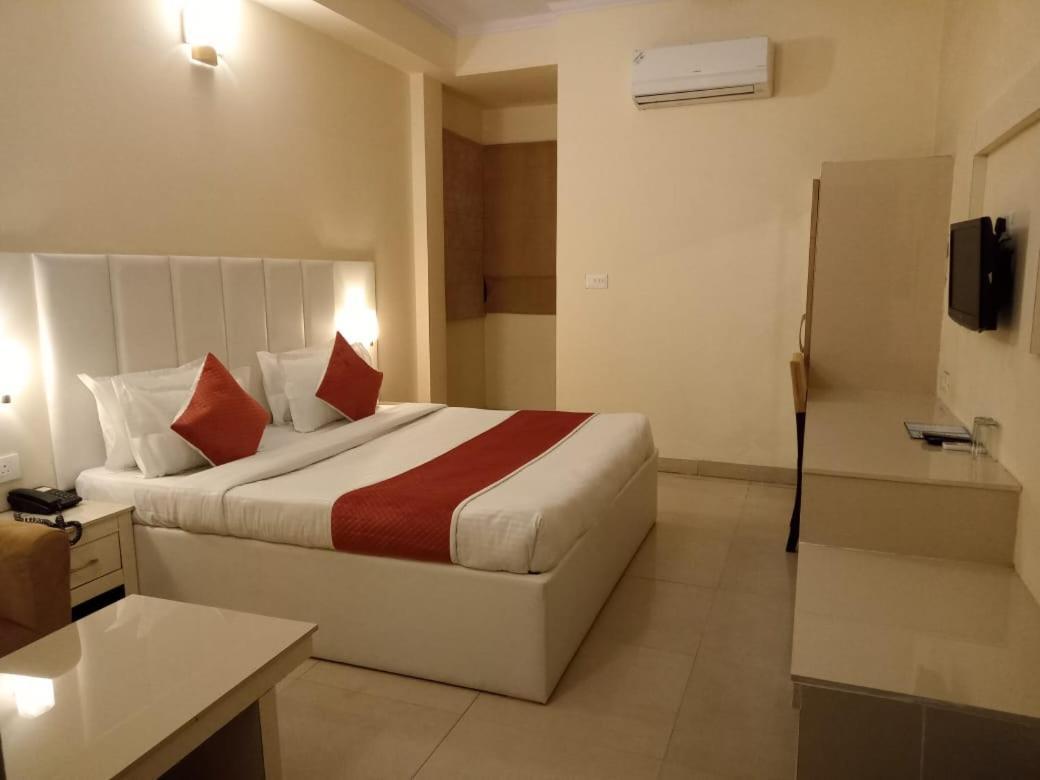 Tulip Palm Hotel Jaipur Buitenkant foto