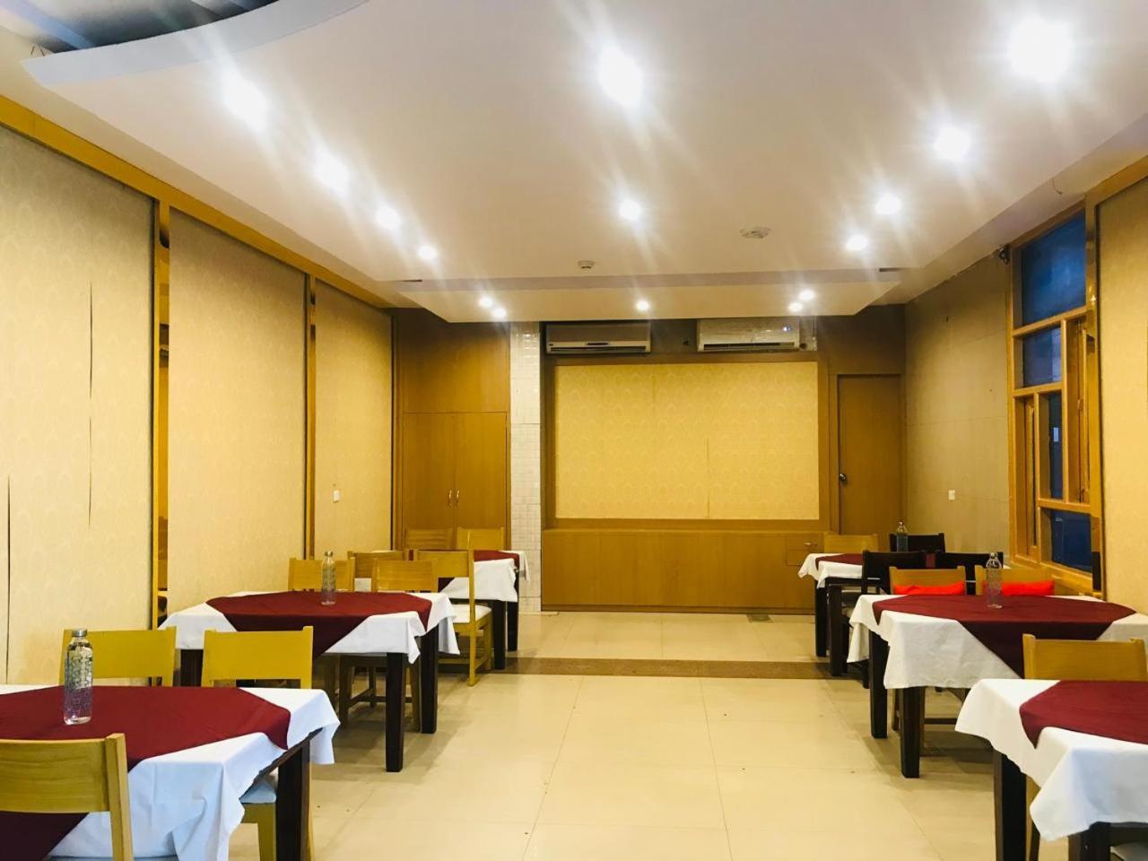 Tulip Palm Hotel Jaipur Buitenkant foto