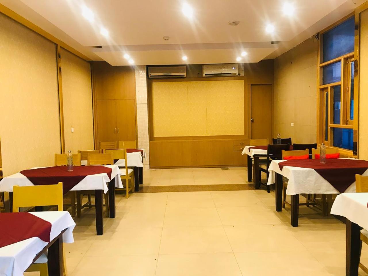 Tulip Palm Hotel Jaipur Buitenkant foto
